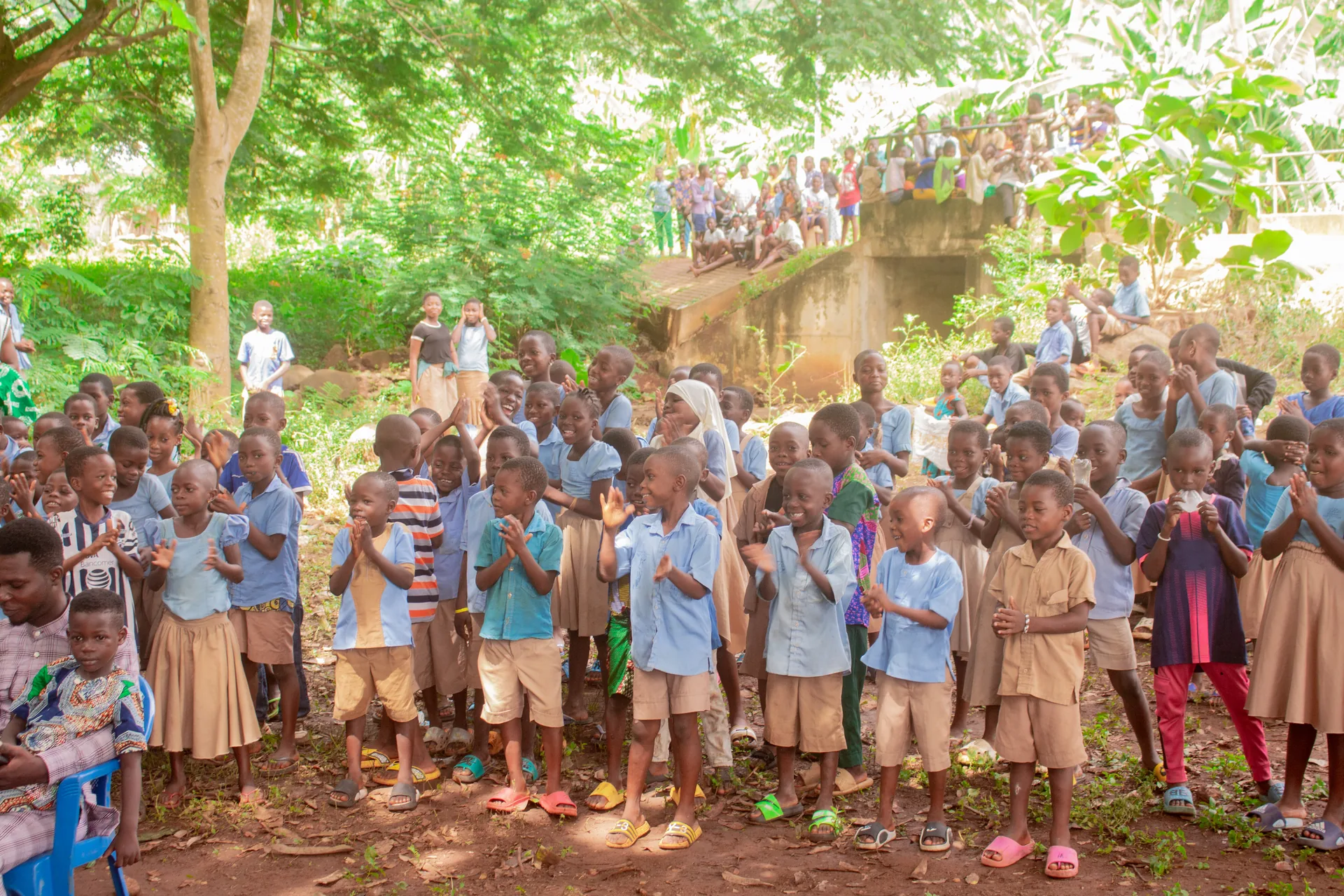 Dorfgemeinschaft und Schulkinder in Agou – Versammlung und Übergabe von Spenden